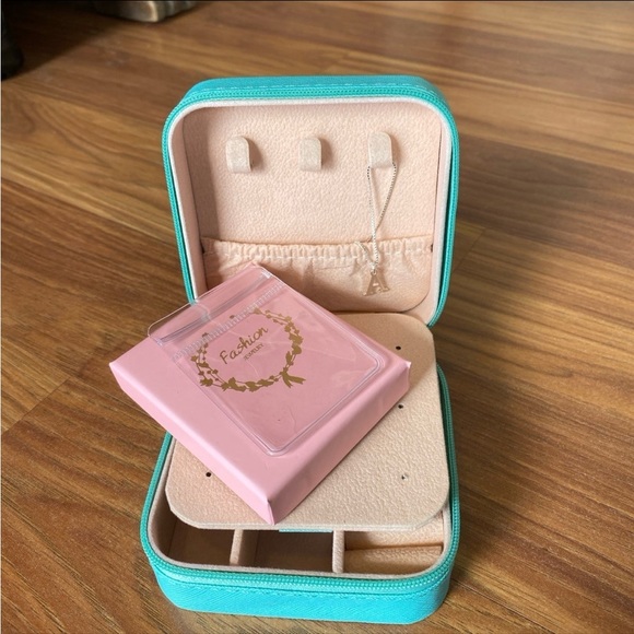 ❗️SOLD❗️Jewelry Travel Case & Necklace Bundle - Picture 2 of 12